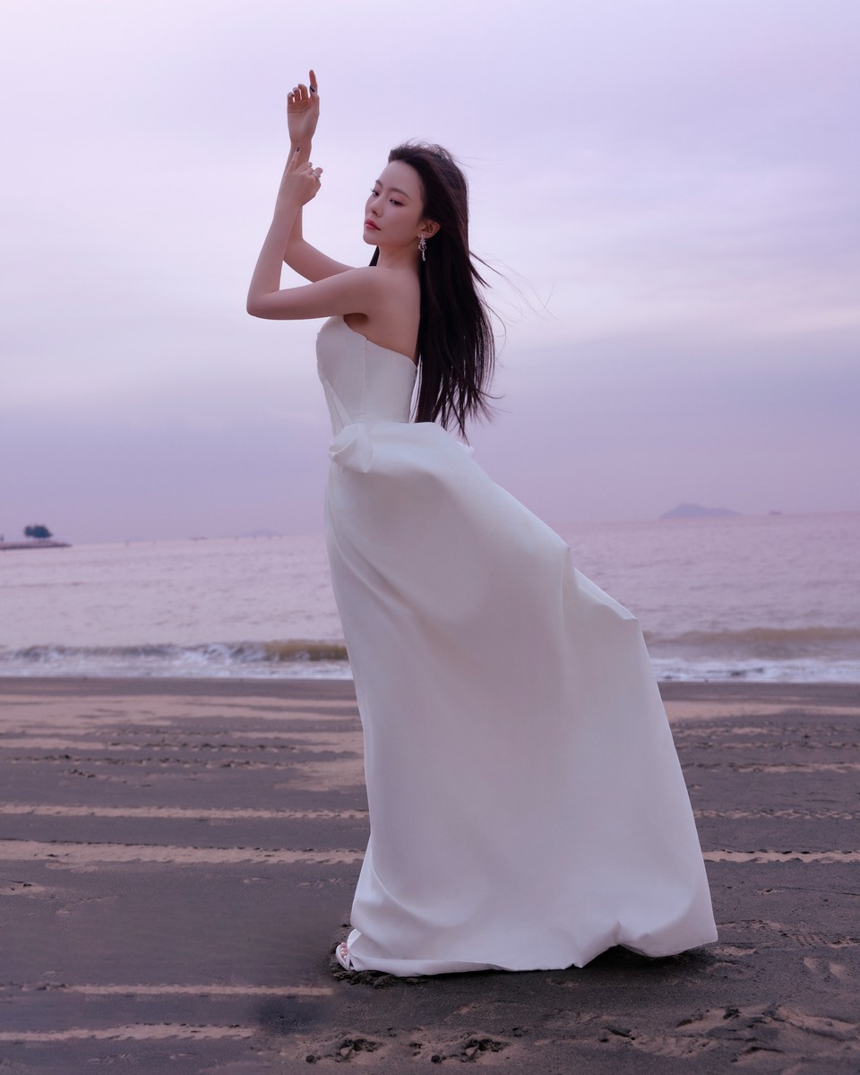陈卓璇海边落跑少女 身着纯白长裙于沙滩翩翩起舞  第6张