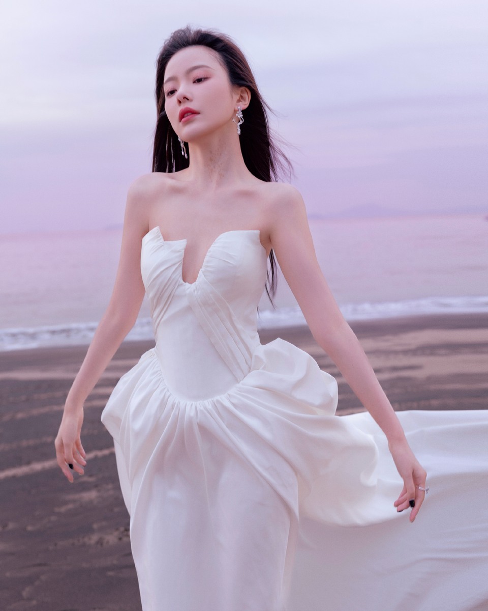 陈卓璇海边落跑少女 身着纯白长裙于沙滩翩翩起舞