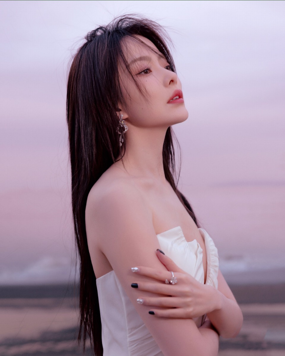 陈卓璇海边落跑少女 身着纯白长裙于沙滩翩翩起舞  第4张