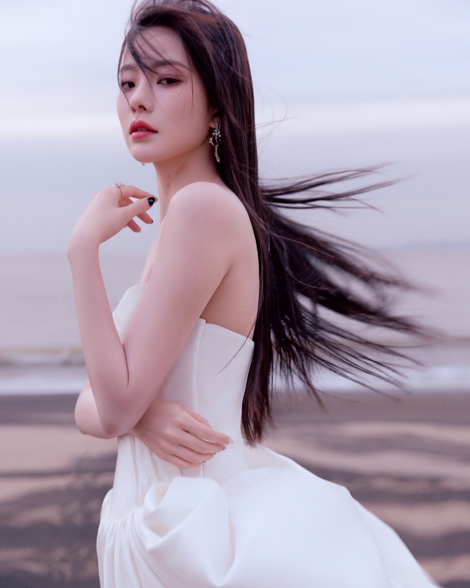 陈卓璇海边落跑少女 身着纯白长裙于沙滩翩翩起舞  第3张