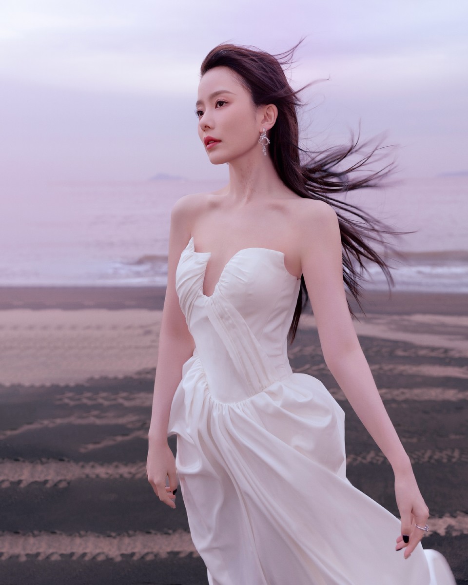 陈卓璇海边落跑少女 身着纯白长裙于沙滩翩翩起舞  第9张