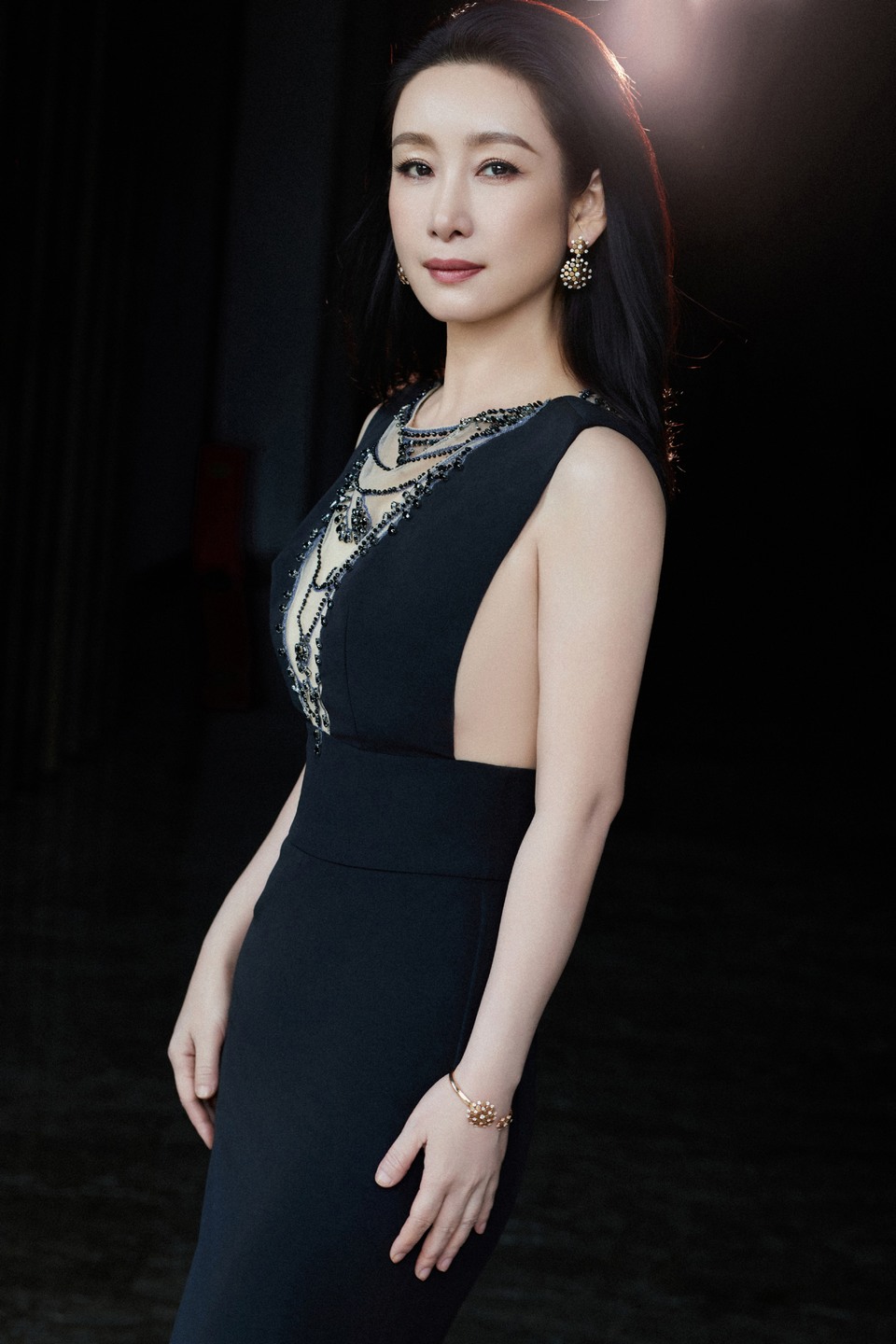 秦海璐光影交错优雅意韵 从容自在尽释时尚格调  第7张