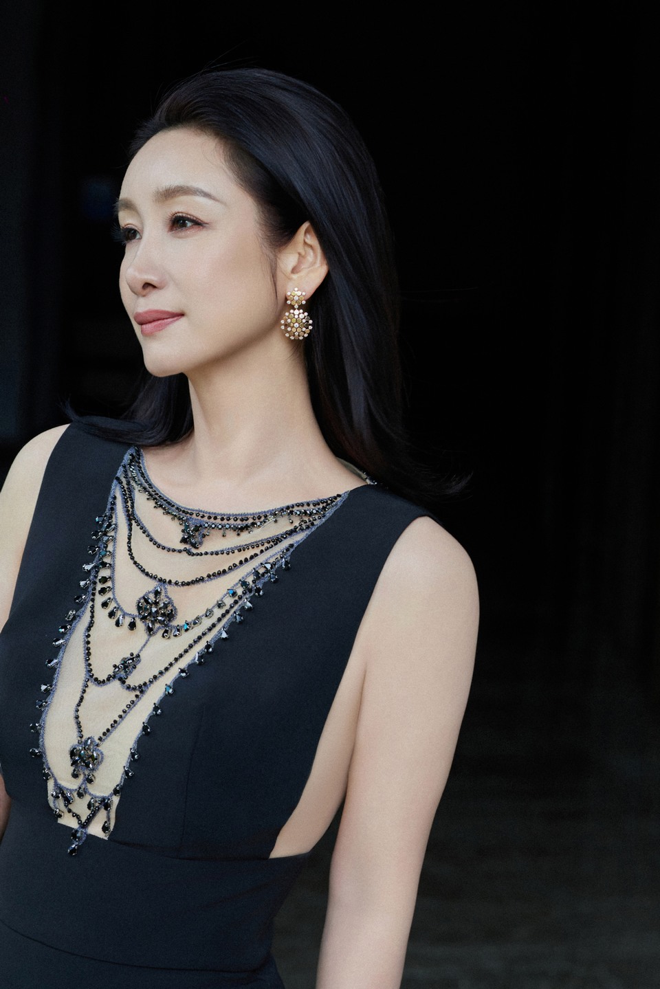 秦海璐光影交错优雅意韵 从容自在尽释时尚格调  第5张