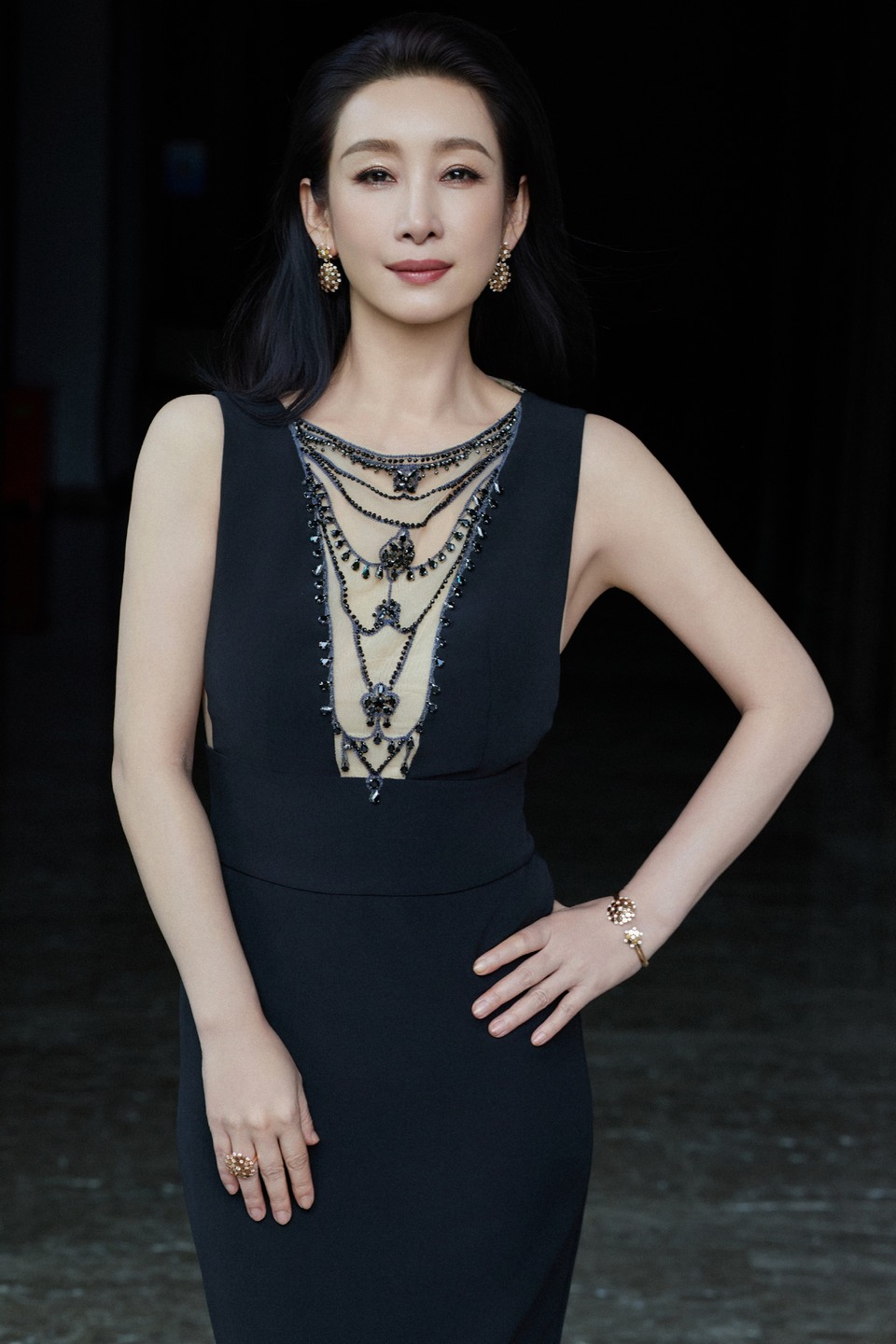 秦海璐光影交错优雅意韵 从容自在尽释时尚格调  第2张