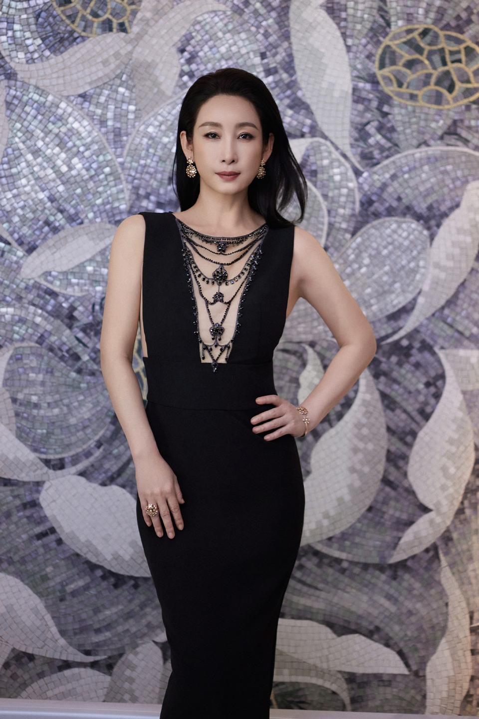 秦海璐光影交错优雅意韵 从容自在尽释时尚格调  第3张