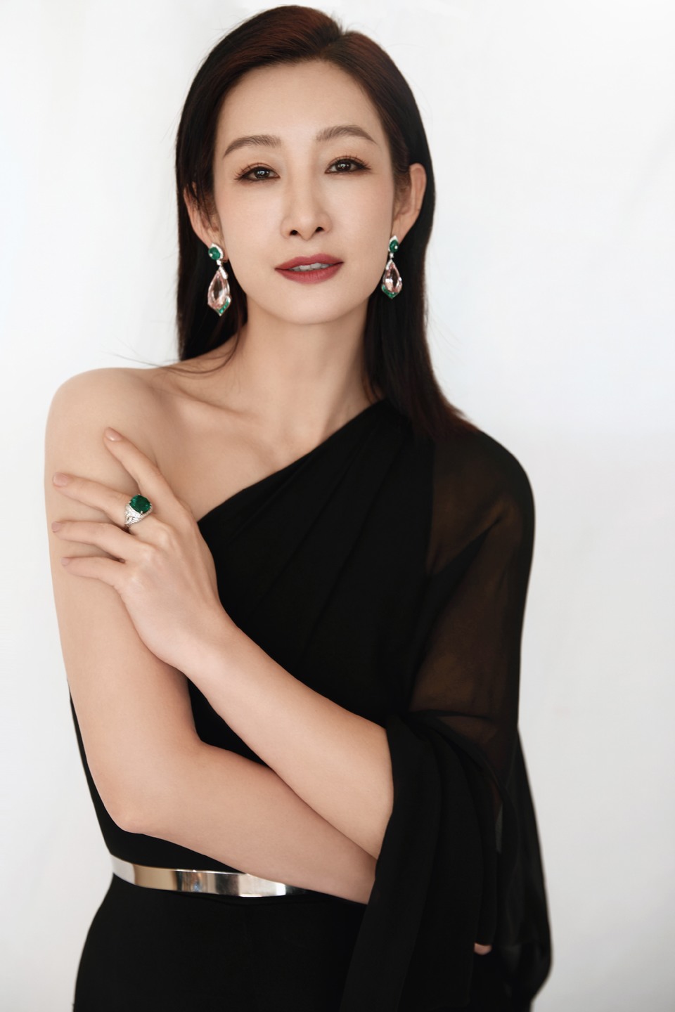 秦海璐光影流转优雅穿行 自由随心镜头记录美好  第2张