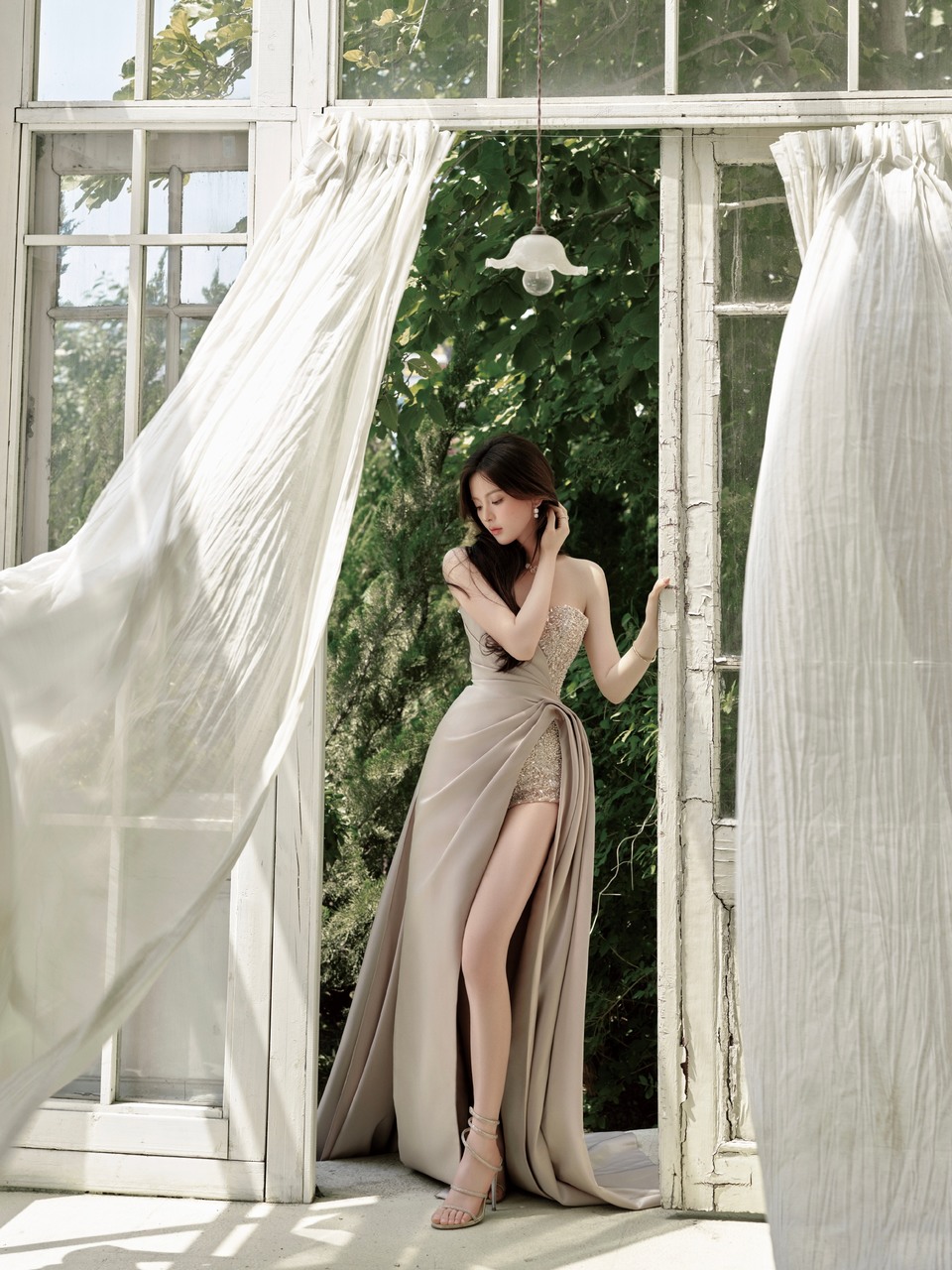 杨超越抱龙听钟 沉浸式坠入中世纪的诗意一梦  第6张