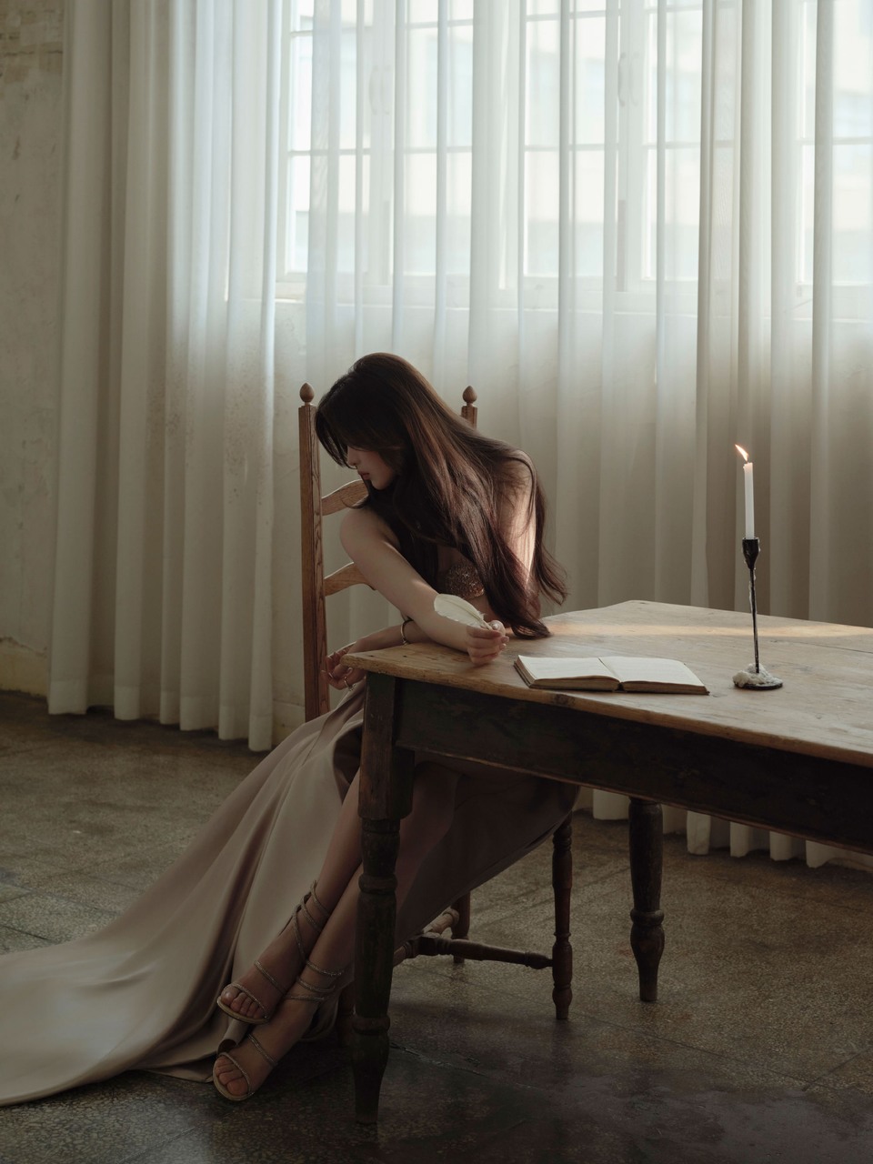 杨超越抱龙听钟 沉浸式坠入中世纪的诗意一梦  第4张
