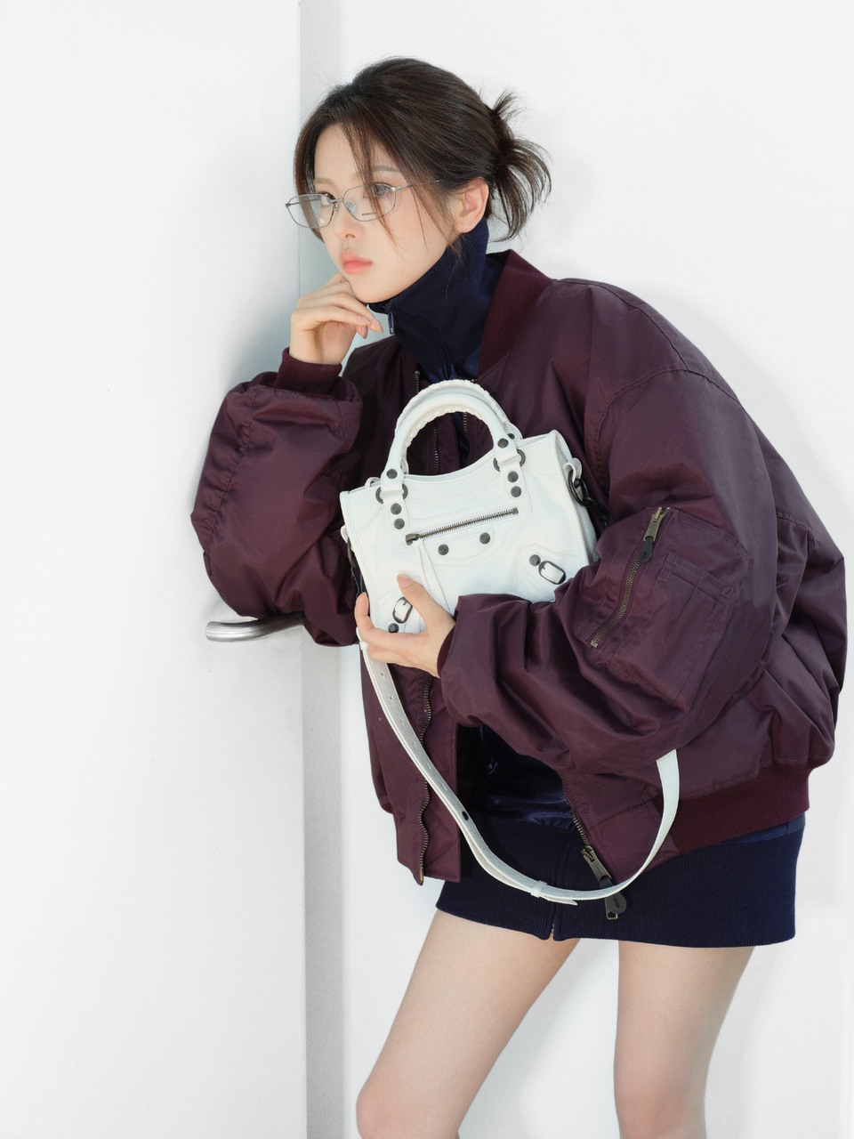 杨超越叠穿异形美学 穿上运动高跟鞋玩转叛逆运动风  第2张