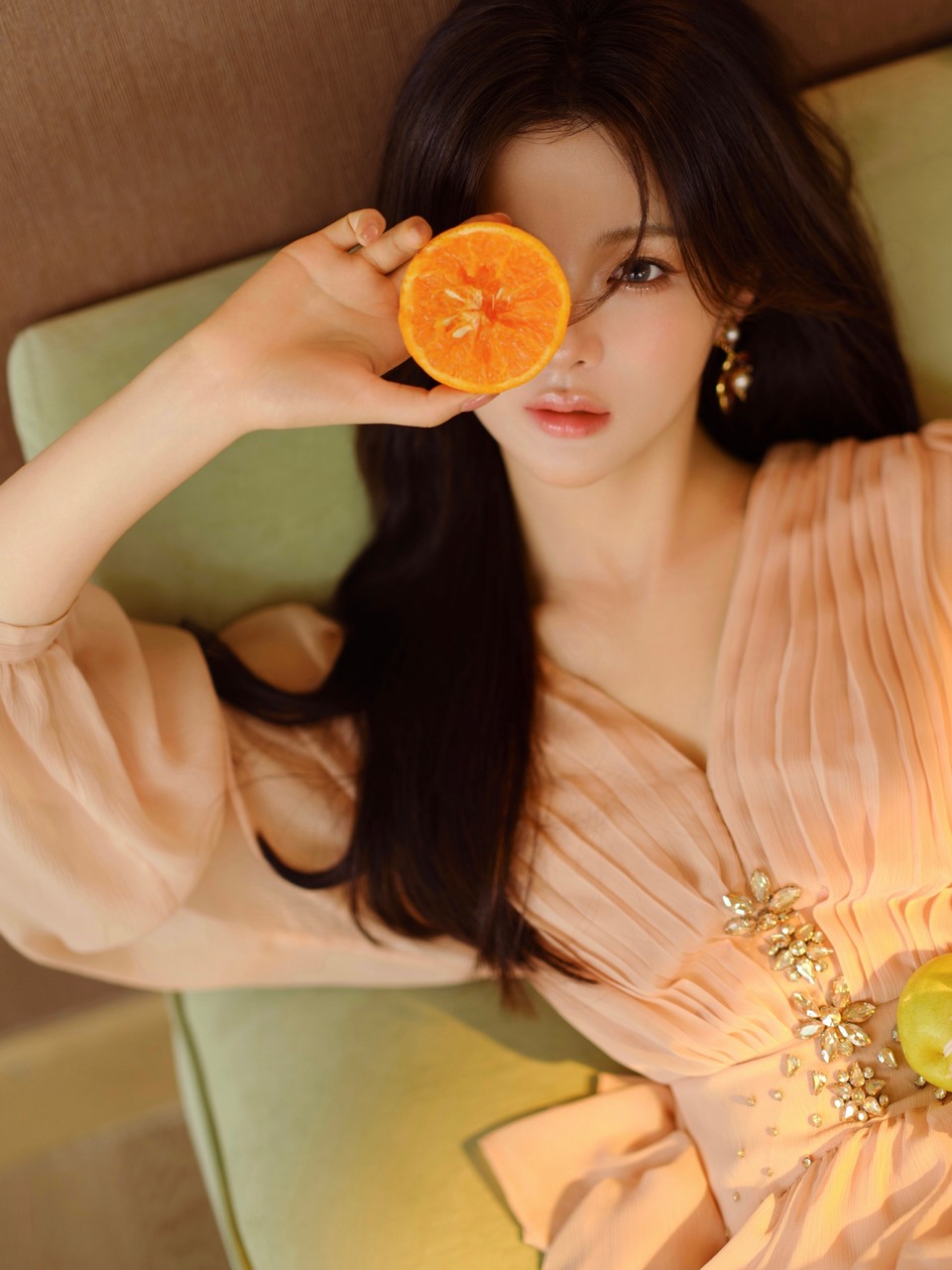 杨超越柔雾粉裙慵懒倚靠 温暖舒适落入美梦  第7张