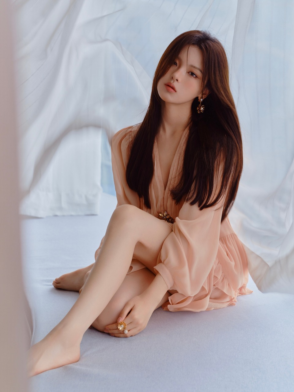 杨超越柔雾粉裙慵懒倚靠 温暖舒适落入美梦  第8张