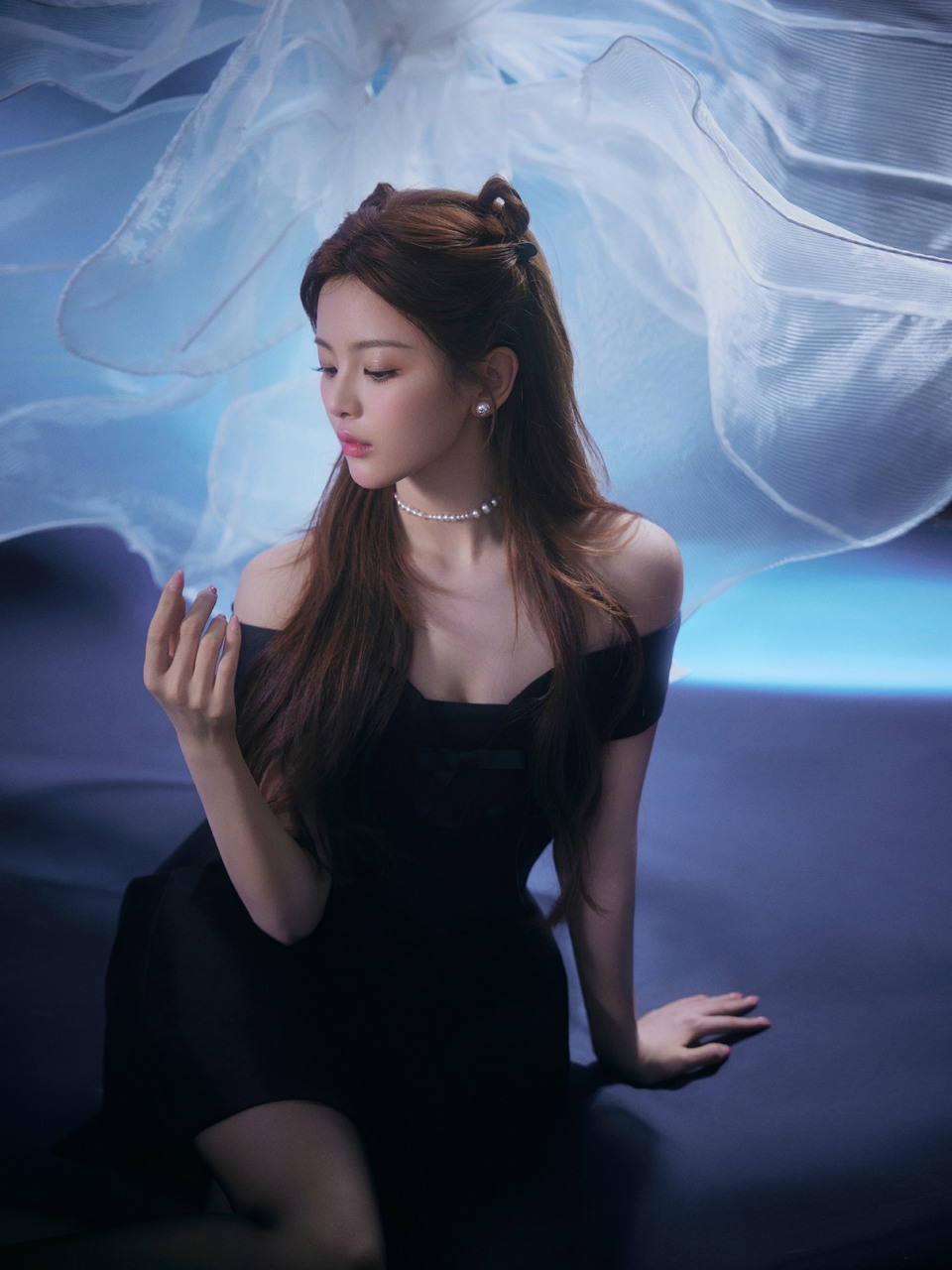 杨超越夜幕寂静暗香浮动 倩影婀娜如花瓣轻舞  第1张