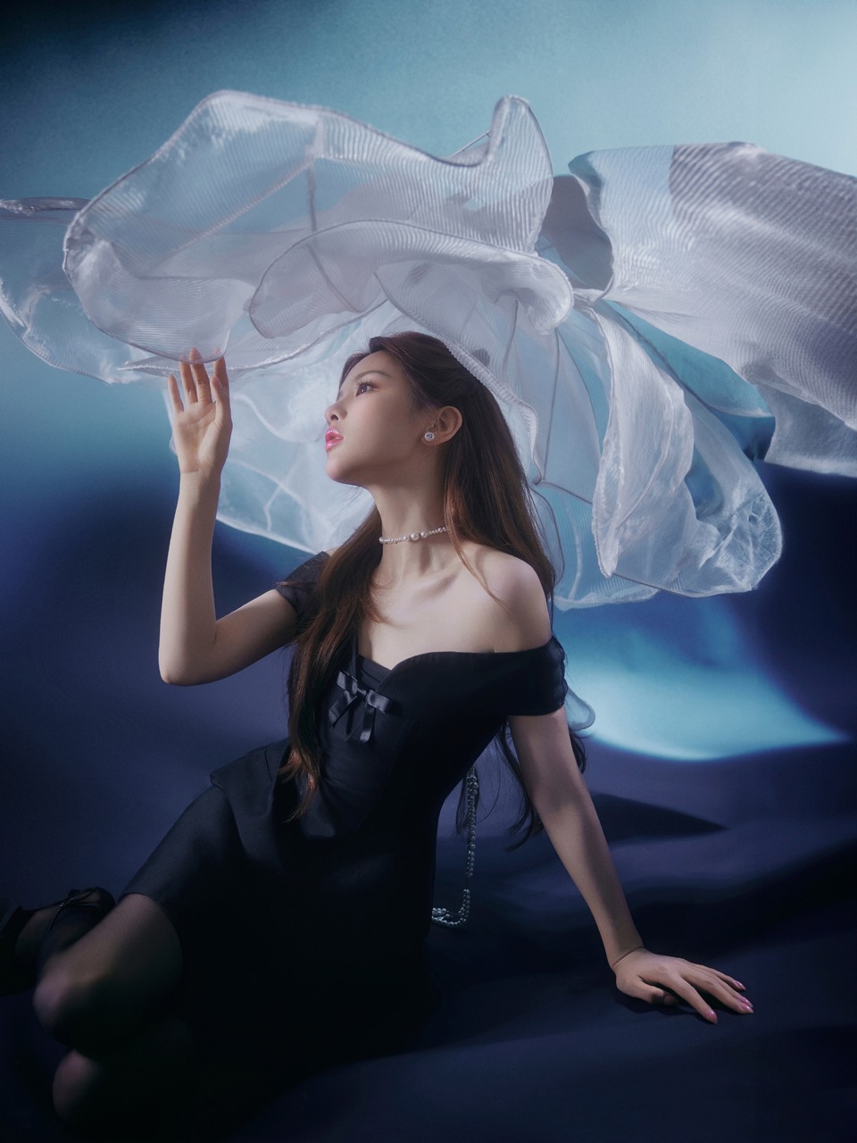 杨超越夜幕寂静暗香浮动 倩影婀娜如花瓣轻舞  第3张