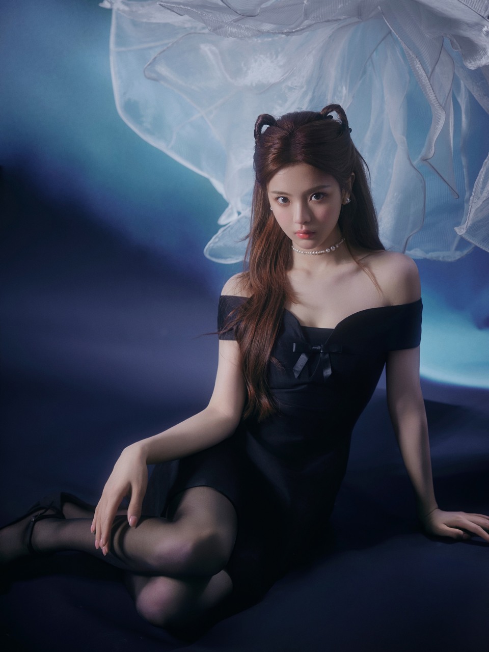 杨超越夜幕寂静暗香浮动 倩影婀娜如花瓣轻舞  第2张