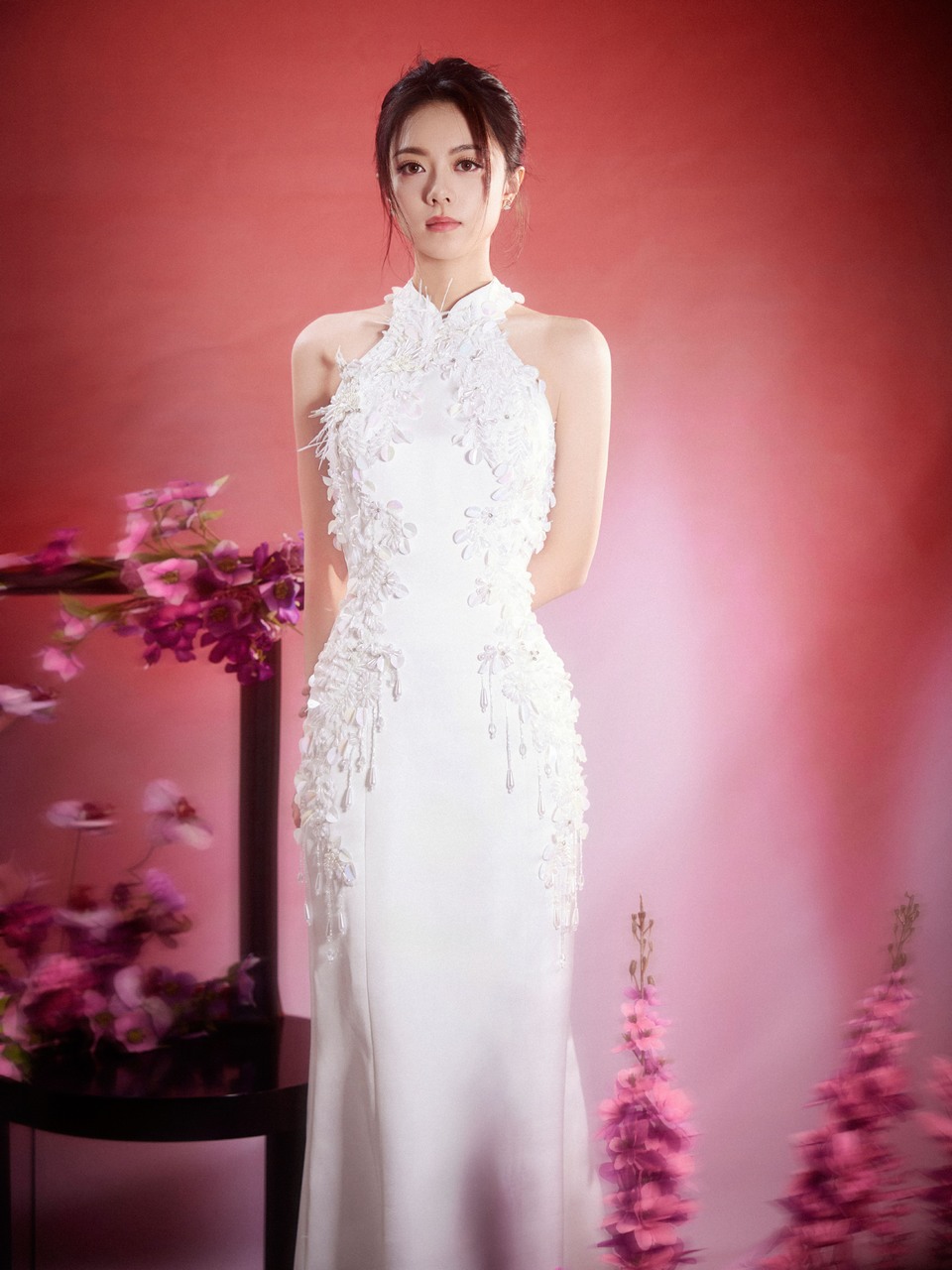 赵今麦裙袂旖旎点缀 摇曳馥郁柔美写意曼妙