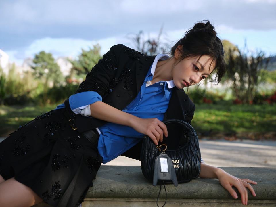 赵今麦沉浸在午后花园的梦萦里 繁华而自由  第2张