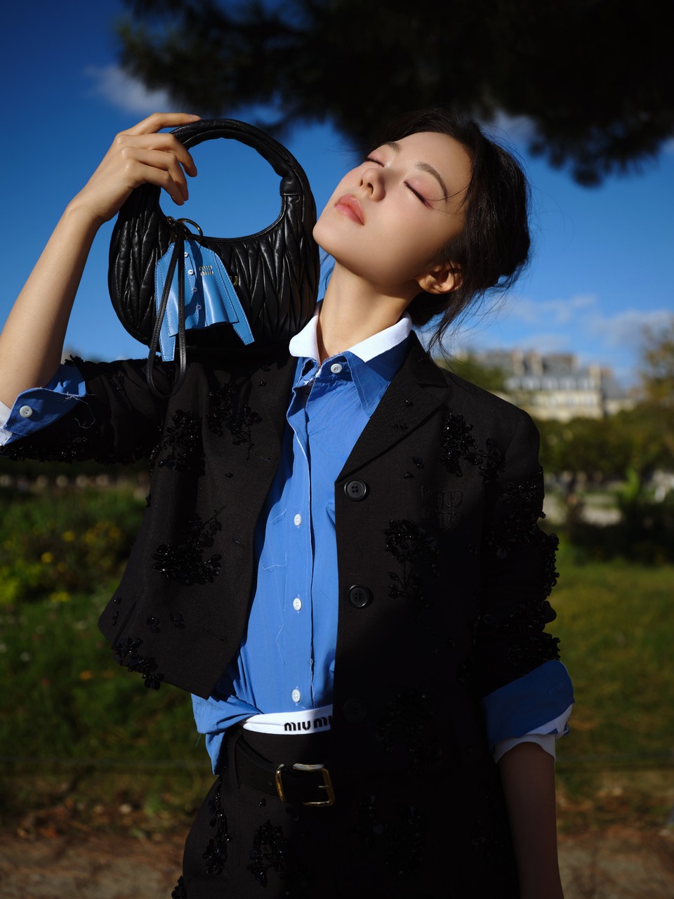 赵今麦沉浸在午后花园的梦萦里 繁华而自由  第5张