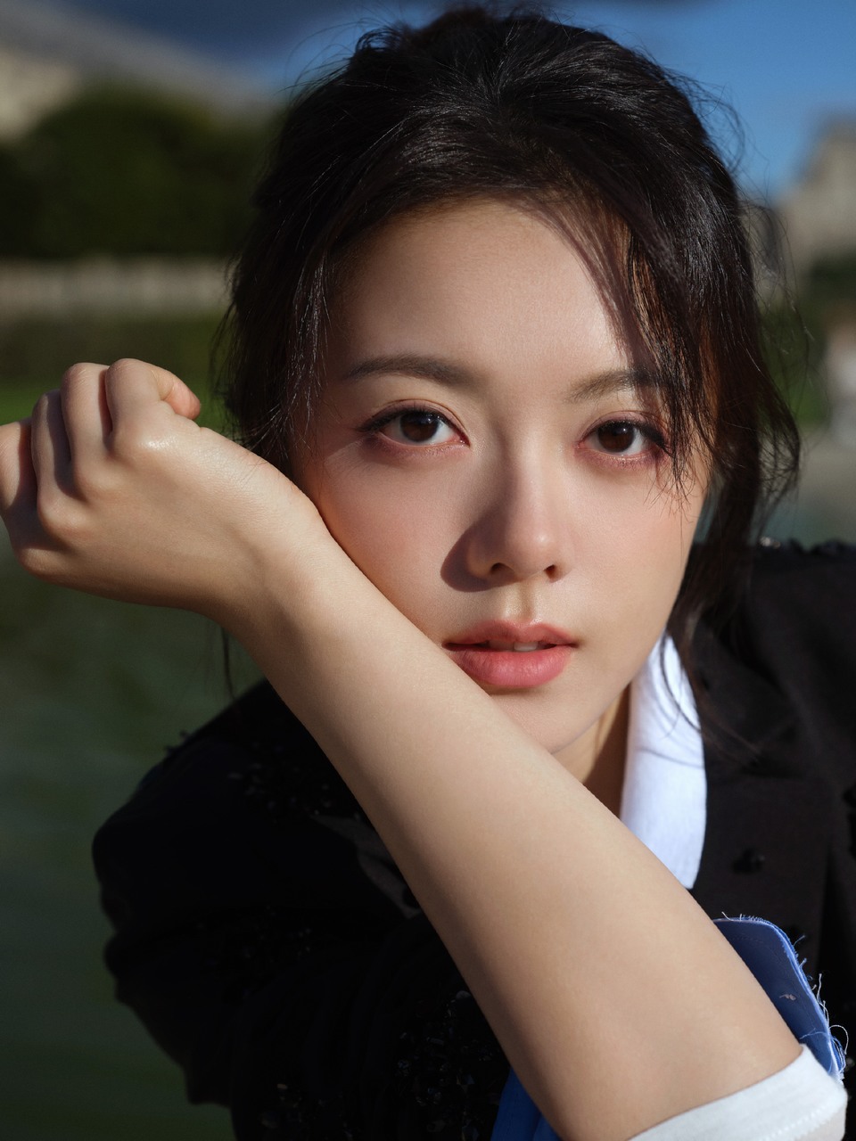赵今麦沉浸在午后花园的梦萦里 繁华而自由  第6张