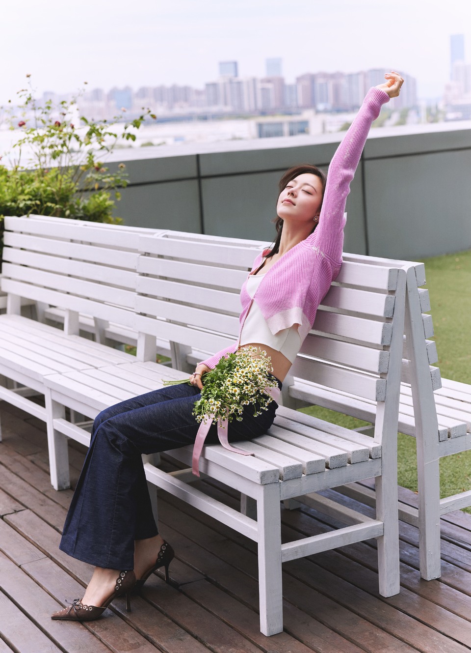 赵今麦自在摇曳落入缤纷夏日 焕然明媚感知
