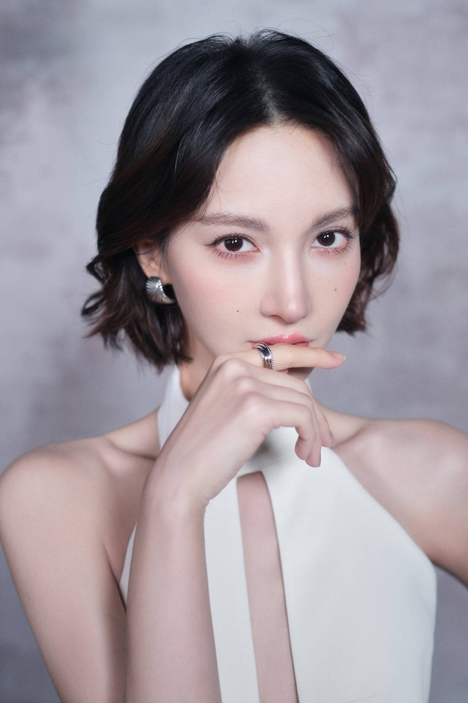 金晨深V撕裂心跳刻度 凌厉线条织就锋锐气场