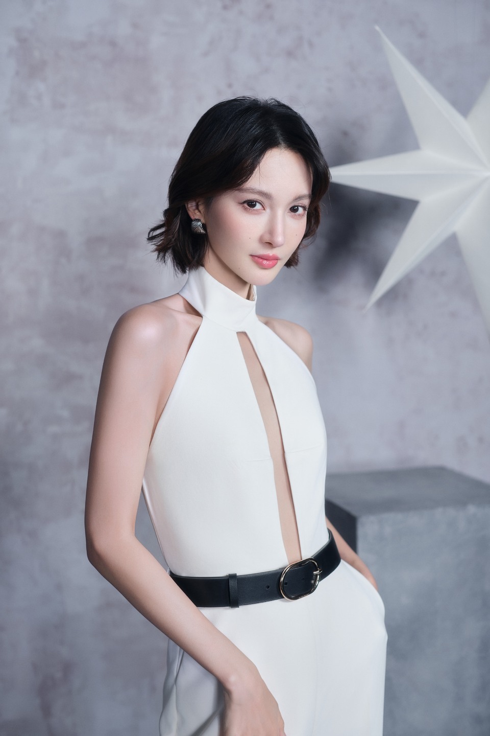 金晨深V撕裂心跳刻度 凌厉线条织就锋锐气场