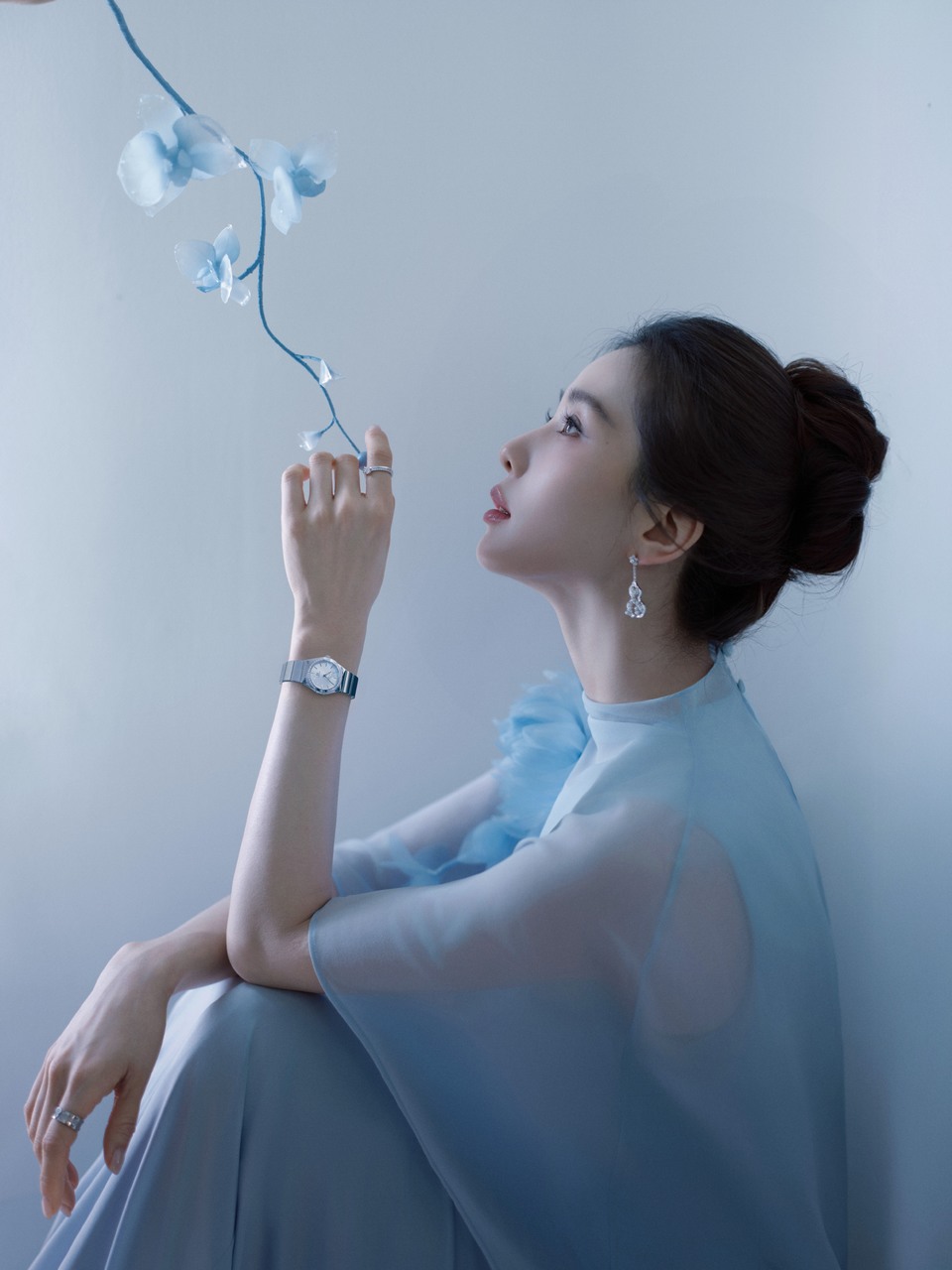 刘诗诗在动与静之间幻蓝入梦 寻觅此刻最美的蓝调