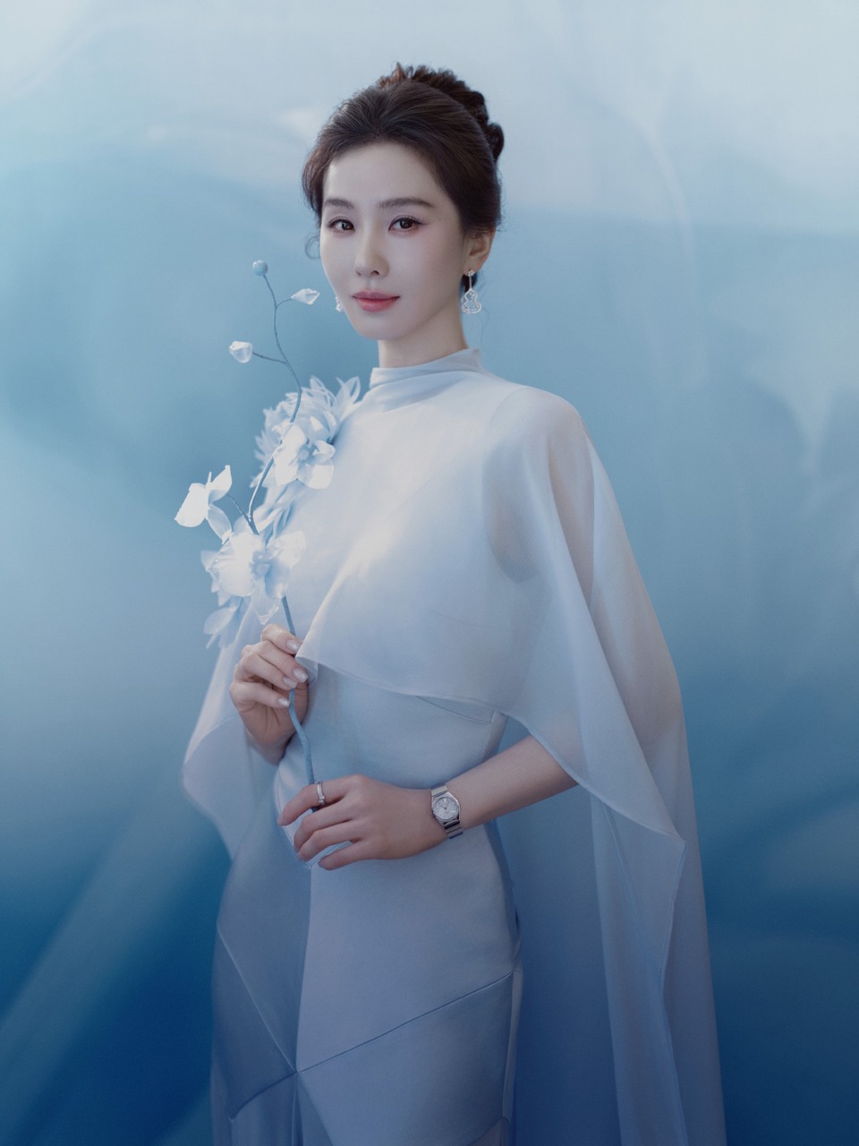 刘诗诗在动与静之间幻蓝入梦 寻觅此刻最美的蓝调