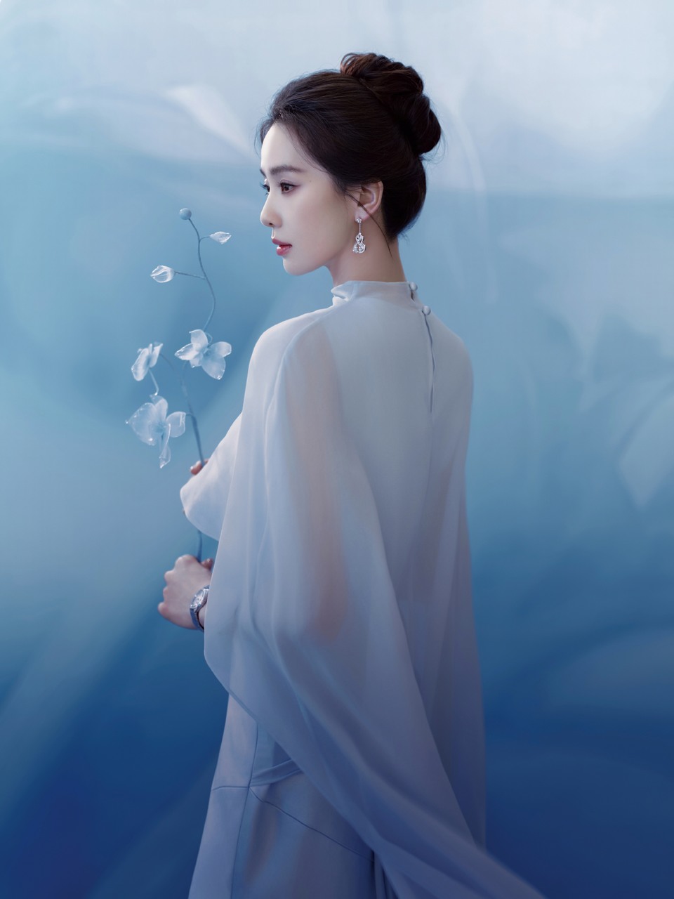 刘诗诗在动与静之间幻蓝入梦 寻觅此刻最美的蓝调