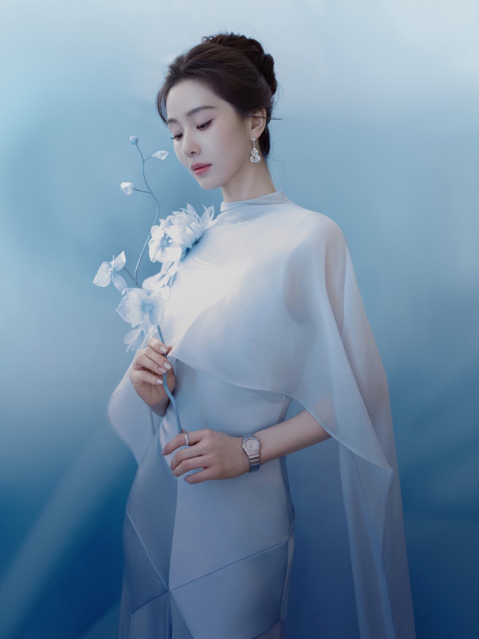 刘诗诗在动与静之间幻蓝入梦 寻觅此刻最美的蓝调