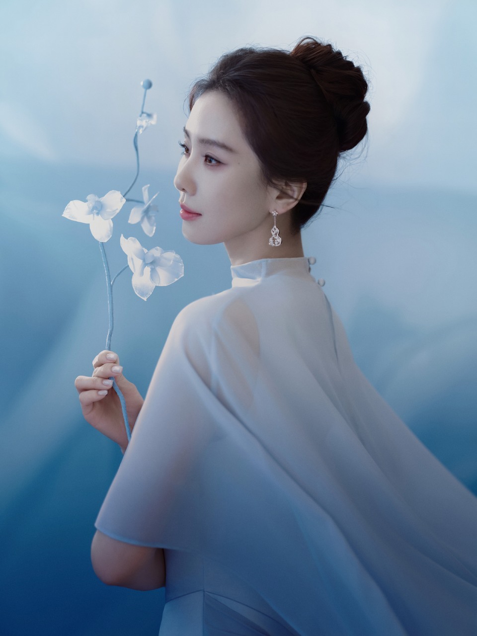 刘诗诗在动与静之间幻蓝入梦 寻觅此刻最美的蓝调