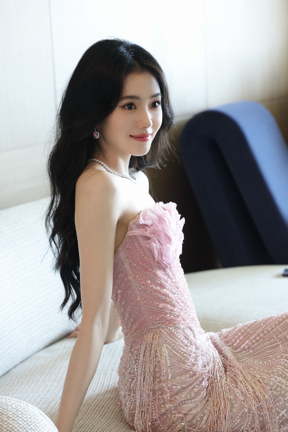 刘浩存雾粉织光羽落生香 携着细碎星光一步一景  第9张