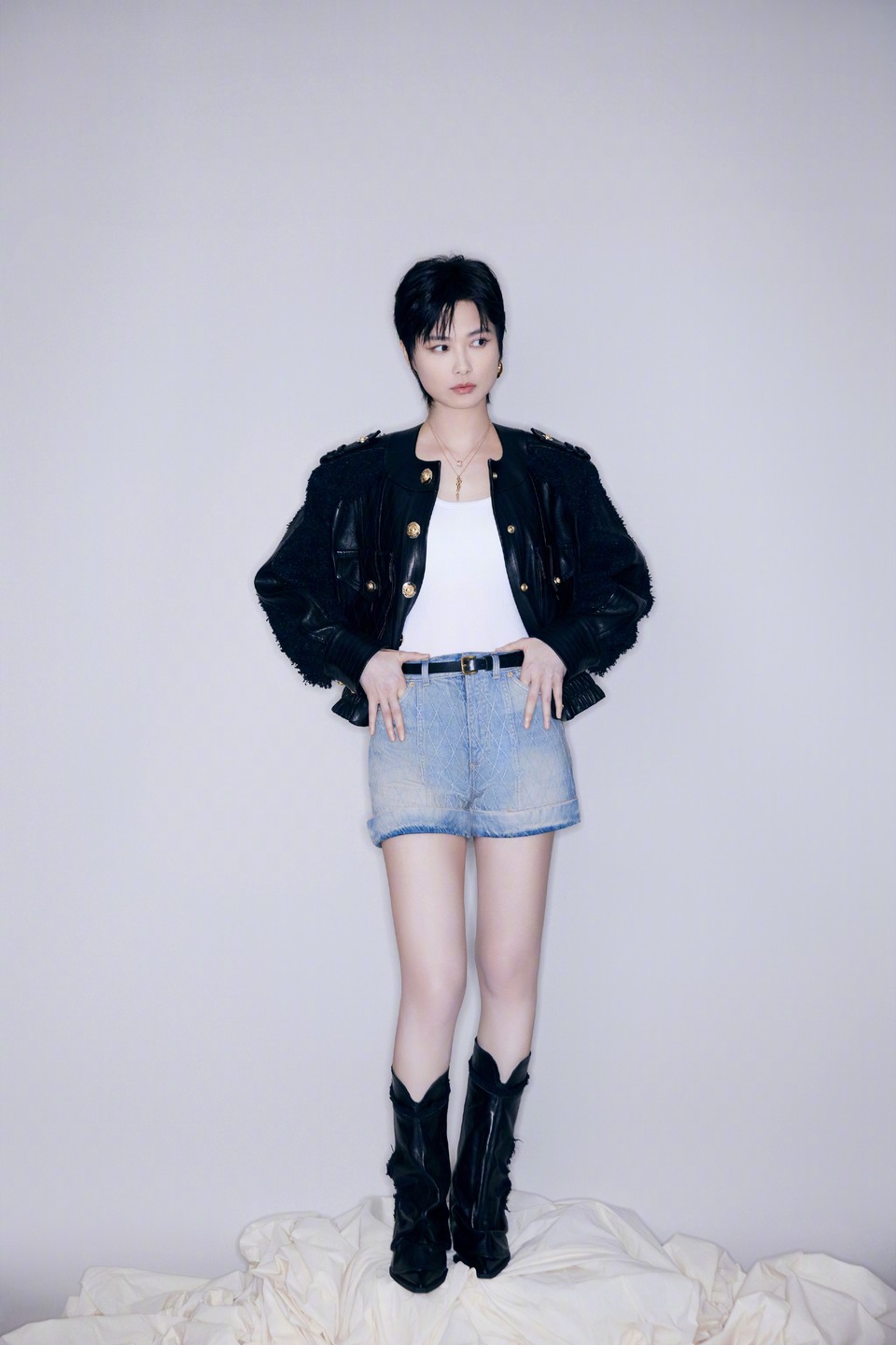 李宇春舒展自我锐而不凡 抛开框架束缚本真自成型格  第2张