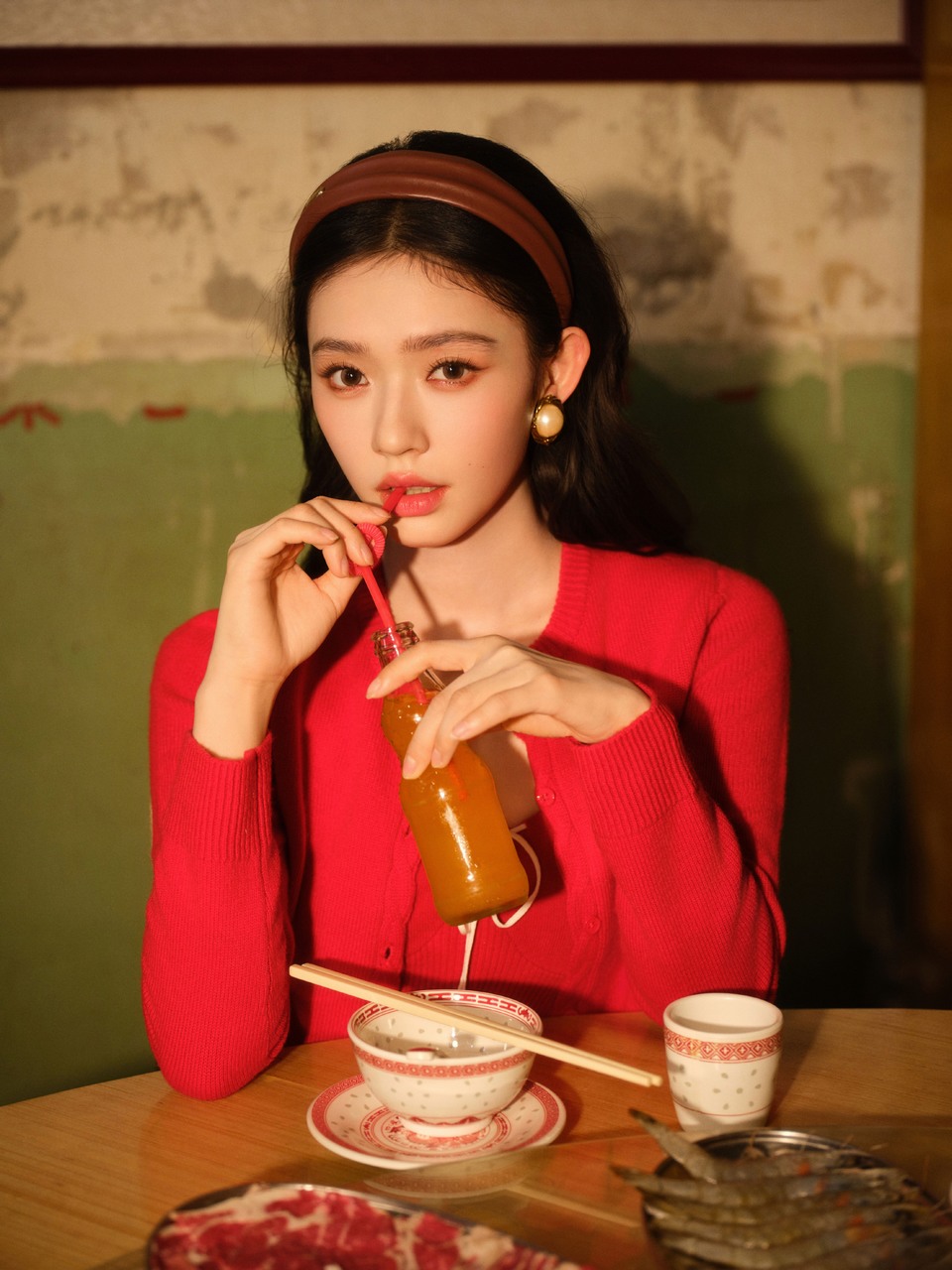 林允旧时光里的小旅馆 暖调光影里的红衣少女  第9张