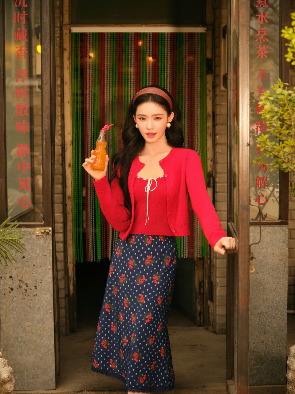 林允旧时光里的小旅馆 暖调光影里的红衣少女  第10张