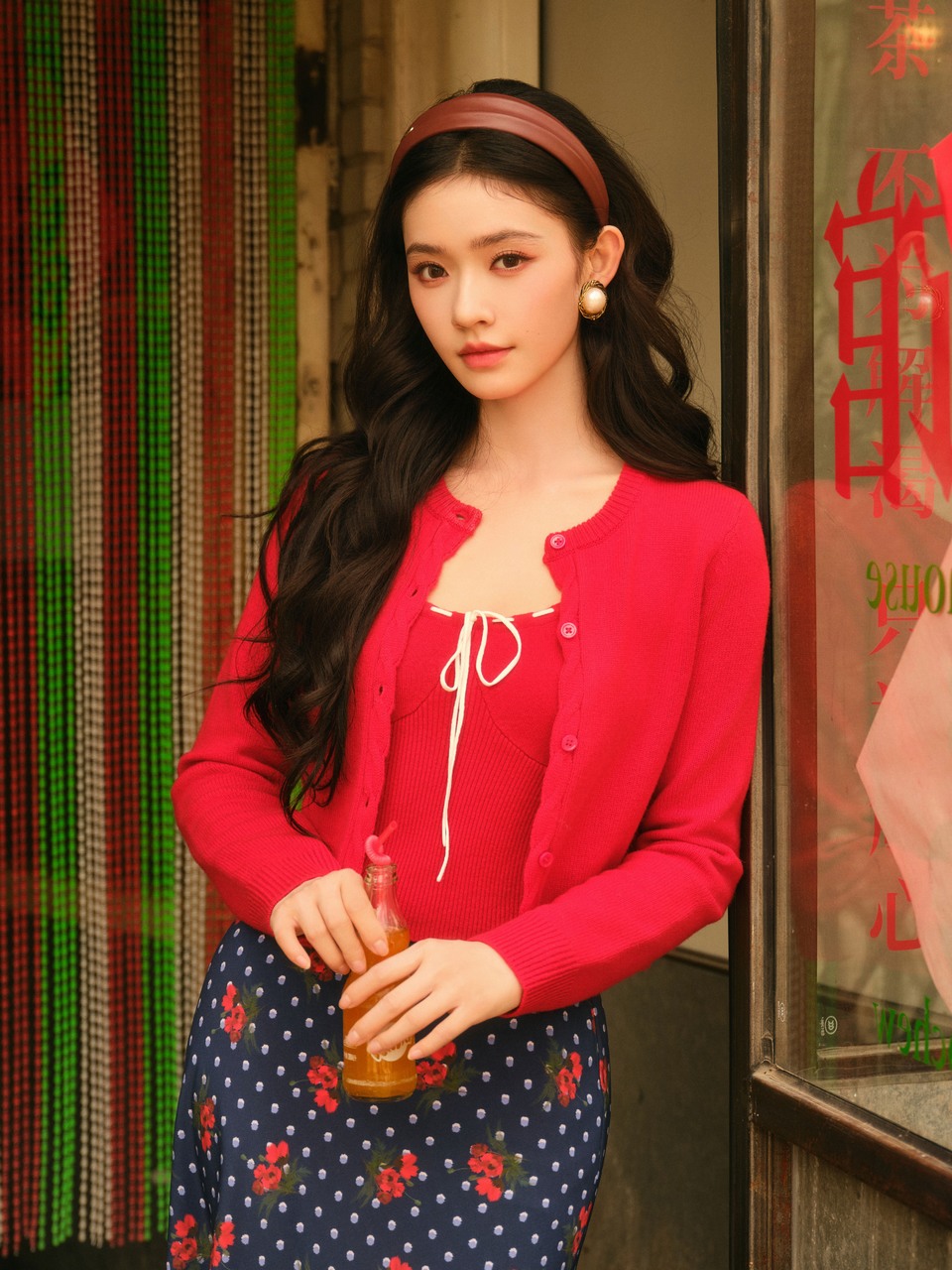 林允旧时光里的小旅馆 暖调光影里的红衣少女  第7张