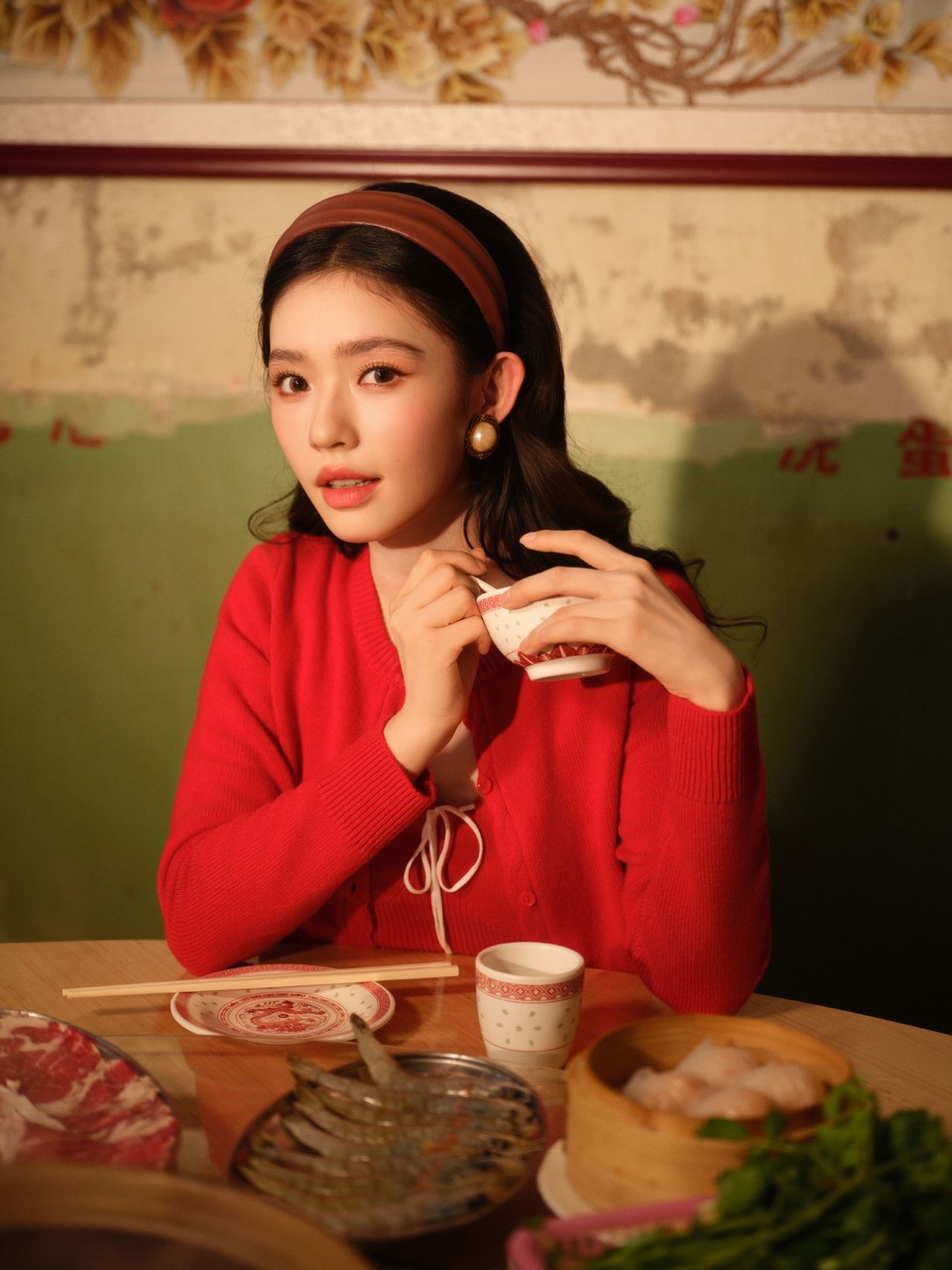 林允旧时光里的小旅馆 暖调光影里的红衣少女