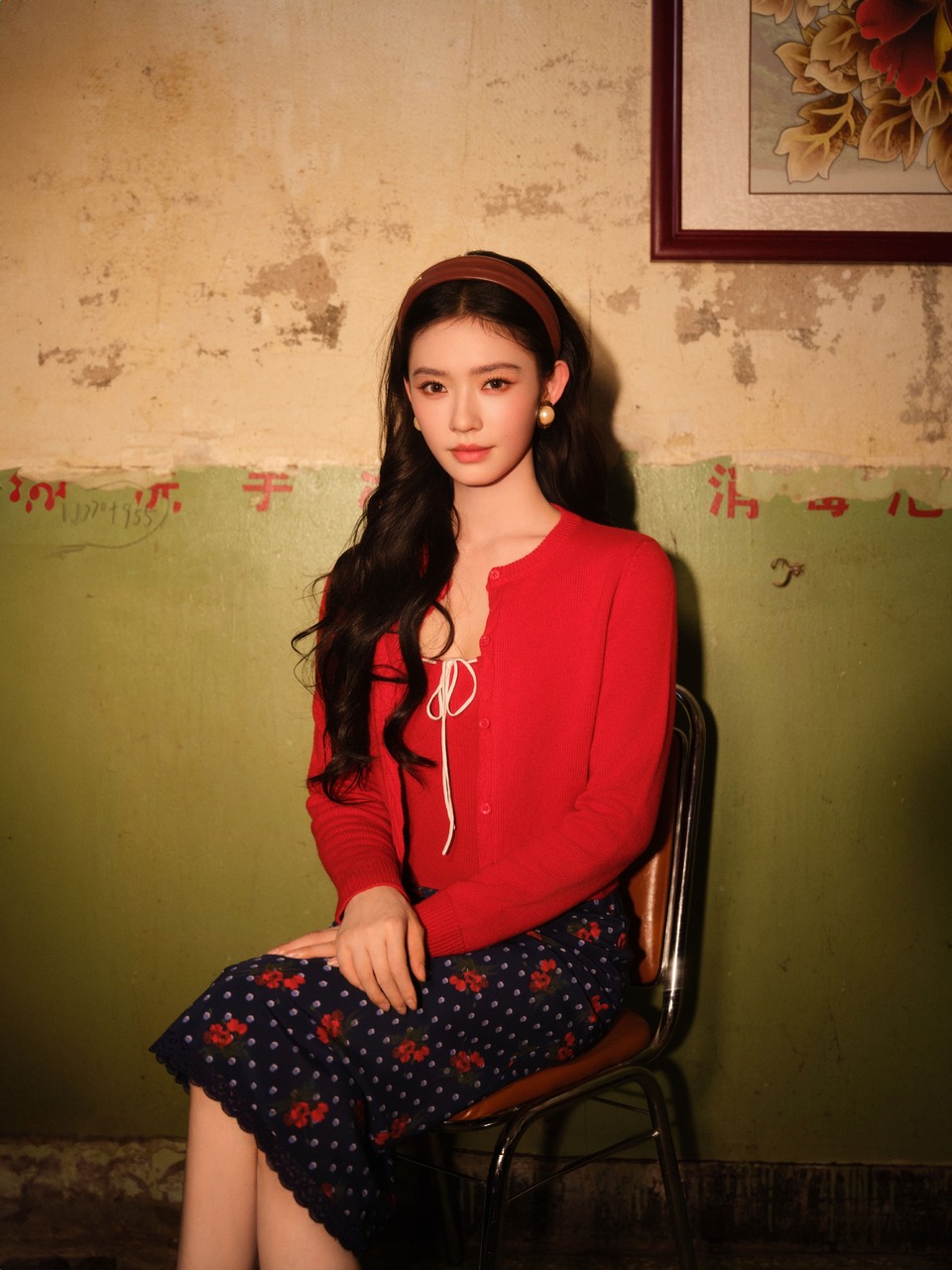 林允旧时光里的小旅馆 暖调光影里的红衣少女