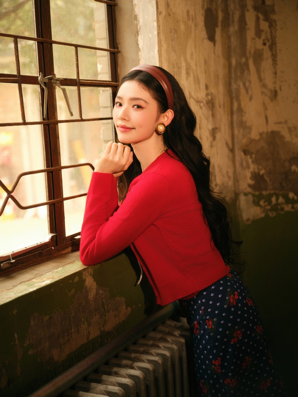 林允旧时光里的小旅馆 暖调光影里的红衣少女