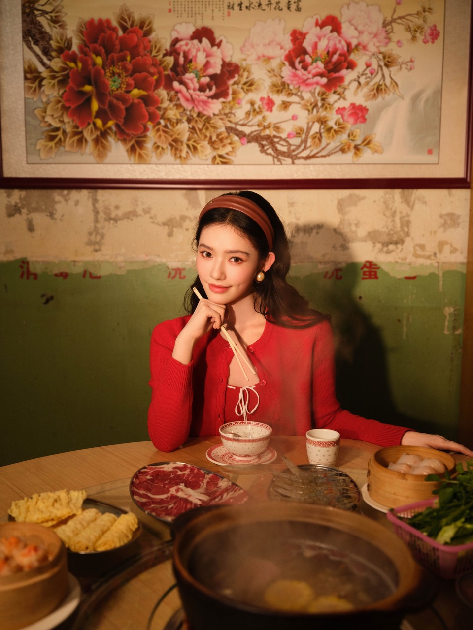 林允旧时光里的小旅馆 暖调光影里的红衣少女