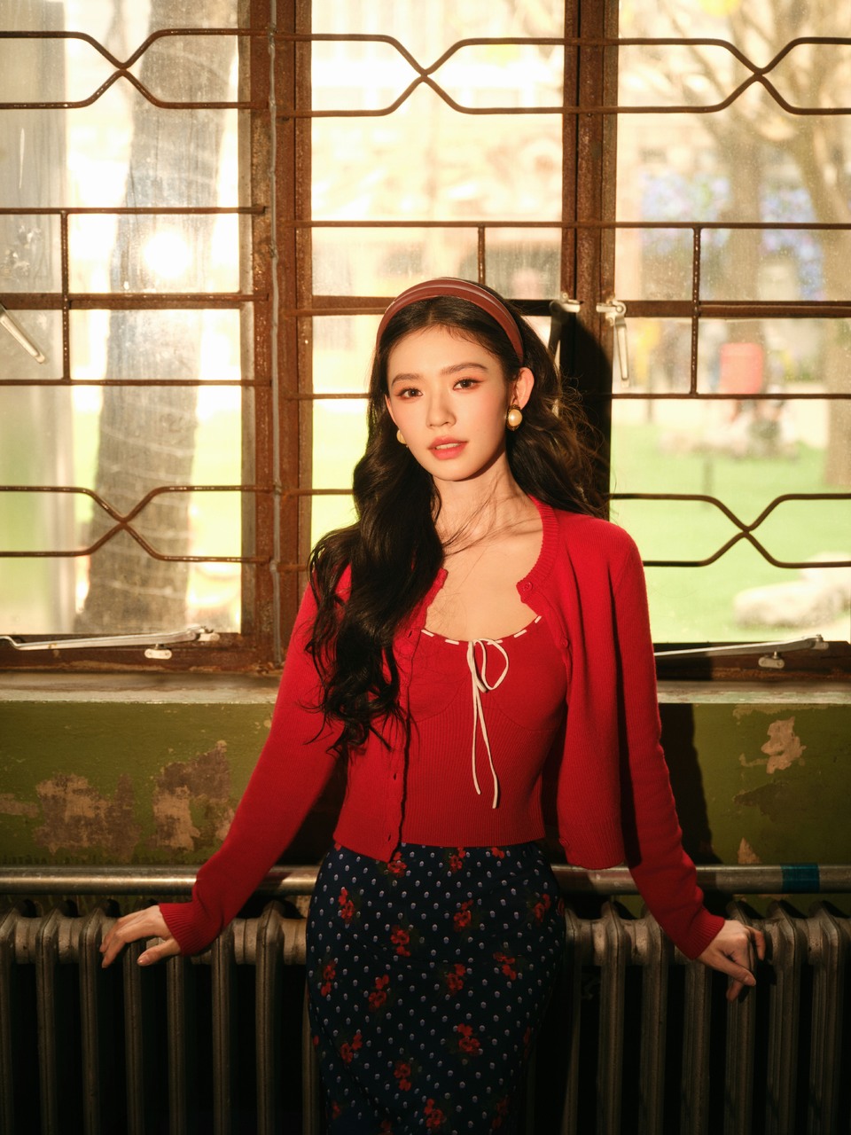 林允旧时光里的小旅馆 暖调光影里的红衣少女  第8张
