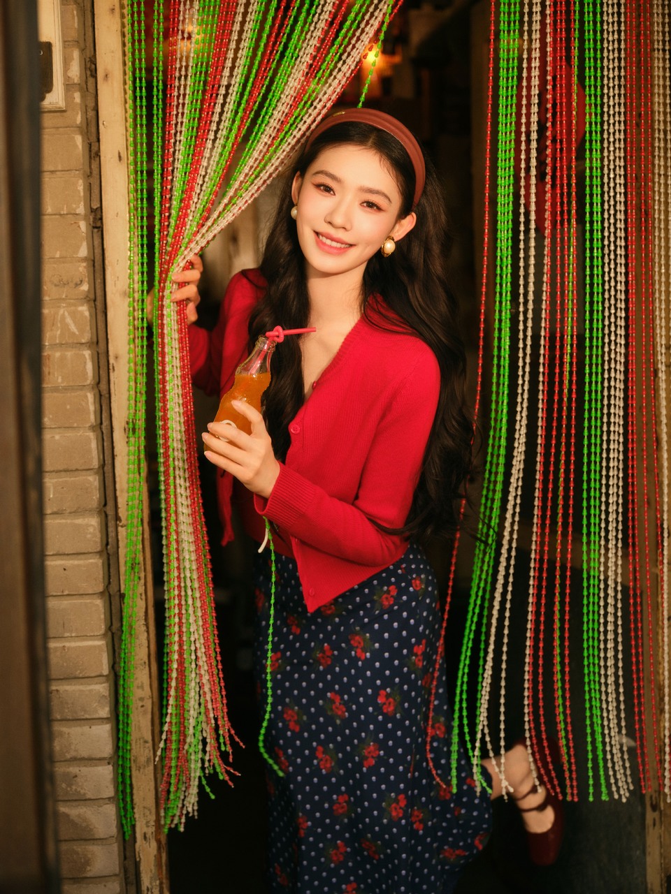 林允旧时光里的小旅馆 暖调光影里的红衣少女