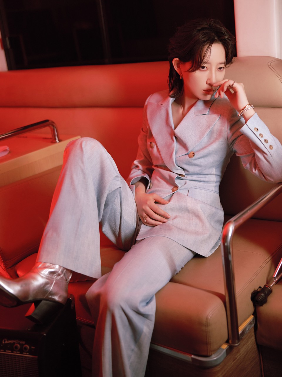 李斯丹妮红调勾勒清爽飒影 光影蓄势节奏待启  第4张