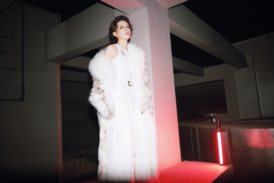 李斯丹妮把爱揉进纯白的毛绒绒里 带着浪漫热情  第4张