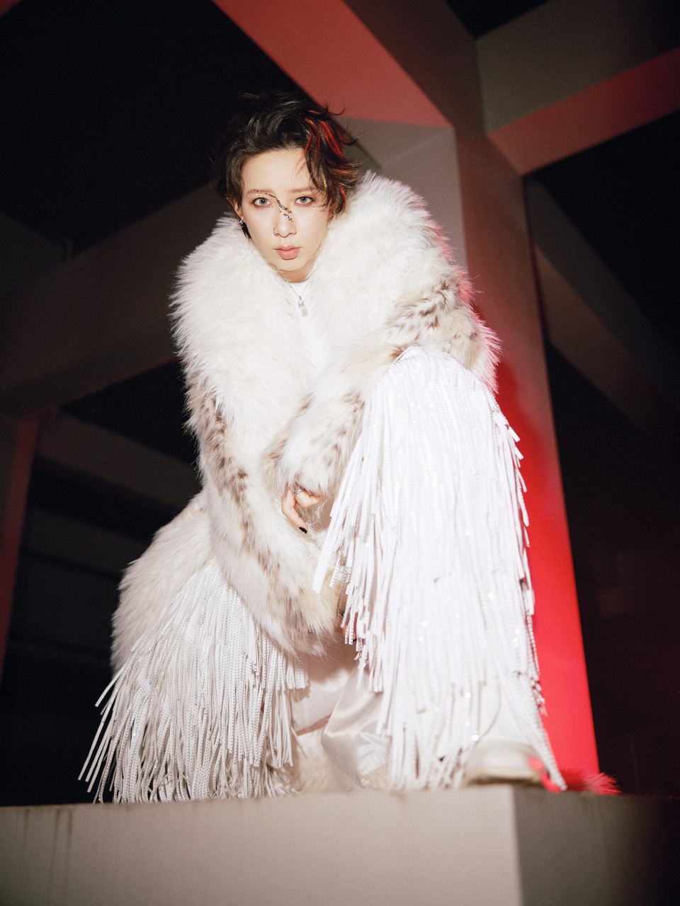 李斯丹妮把爱揉进纯白的毛绒绒里 带着浪漫热情  第8张