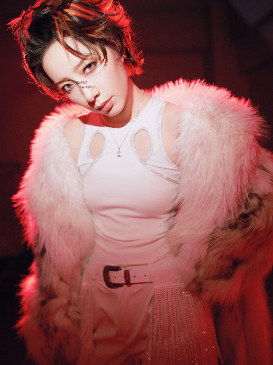 李斯丹妮把爱揉进纯白的毛绒绒里 带着浪漫热情  第6张