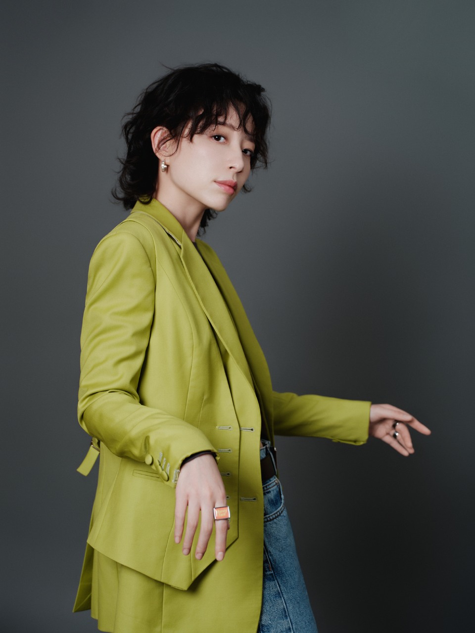 李斯丹妮将飒爽与妩媚揉成独一份的格调  第6张