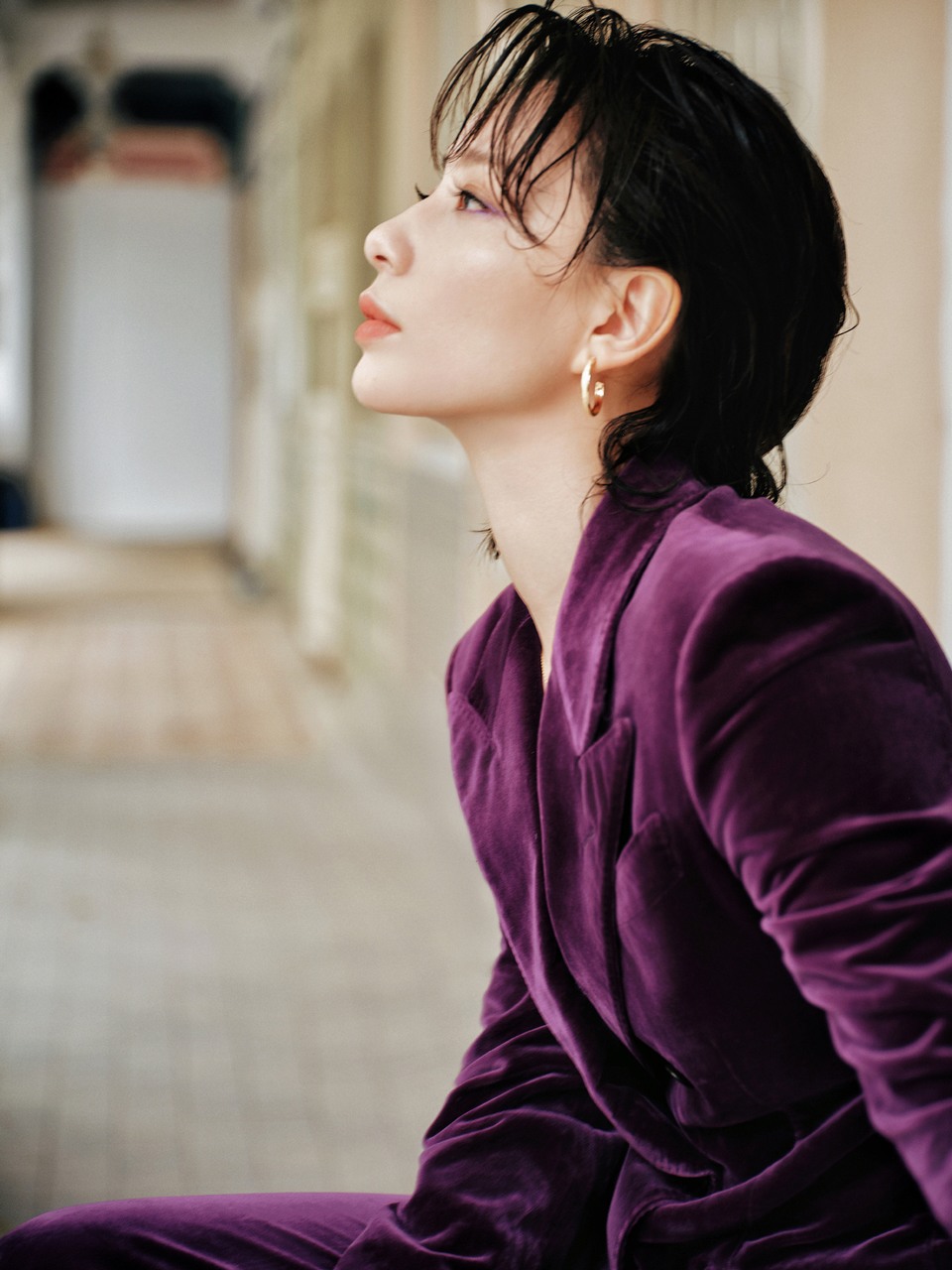李斯丹妮浓郁的紫调 丝绒的暖意在伞影下摇曳  第3张
