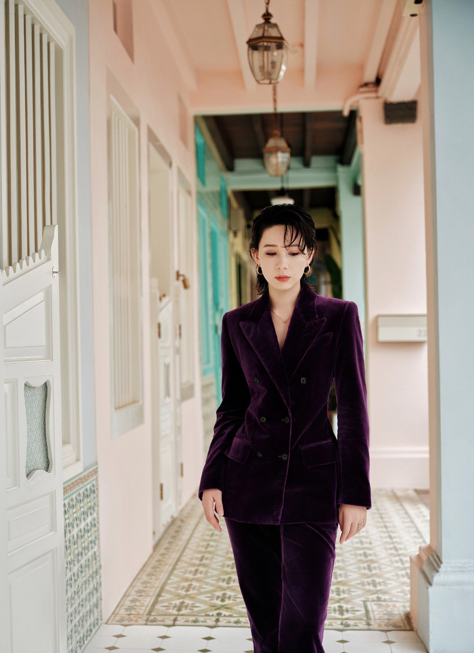 李斯丹妮浓郁的紫调 丝绒的暖意在伞影下摇曳  第6张