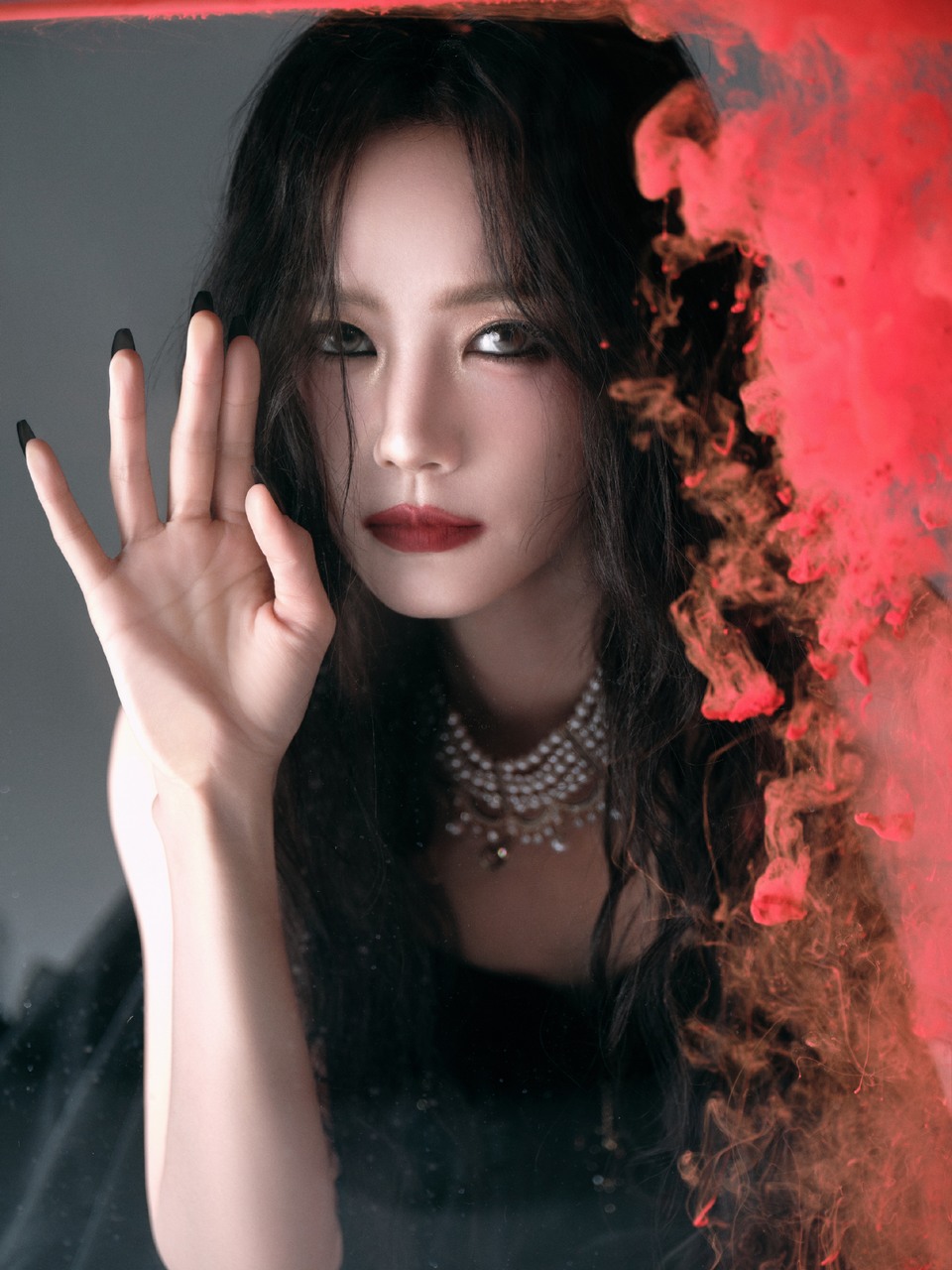 李一桐黑羽覆身自有锋芒 于荆棘丛中振翅而生