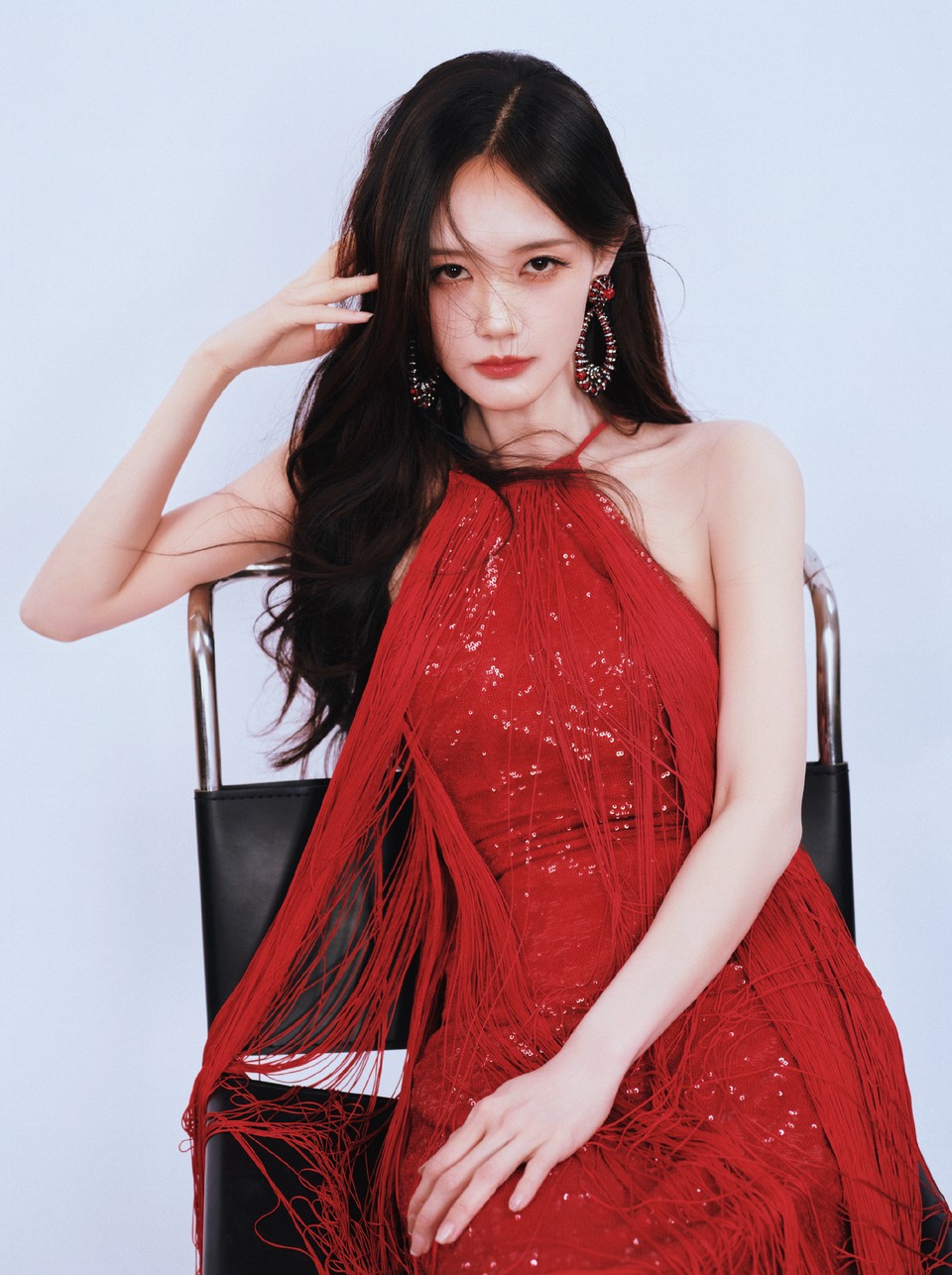 李一桐一袭红裙勾勒明艳锋芒 奔赴璀璨时刻  第7张